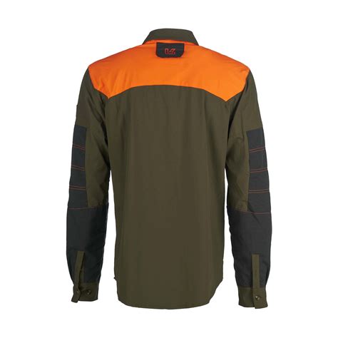 Camicia verde da caccia in ambiente naturale