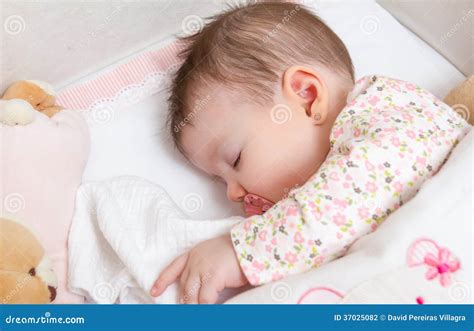 Neonata che dorme serenamente nella culla