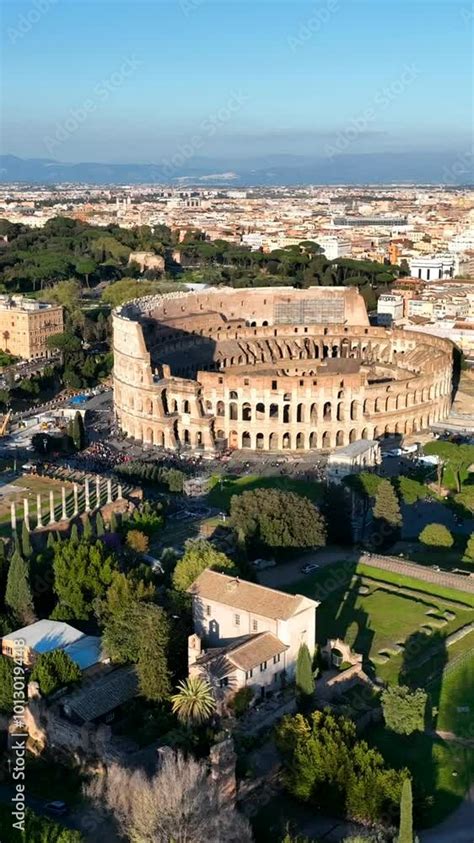 Vista aerea di Roma con il Colosseo in primo piano