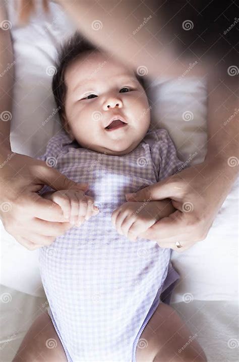 bambino felice mentre interagisce con il genitore