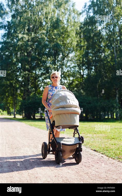 Donna che cammina con passeggino
