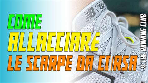 Mamma che si allaccia le scarpe da corsa