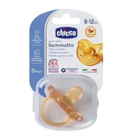 Bambino sereno con un succhietto Chicco in caucciù