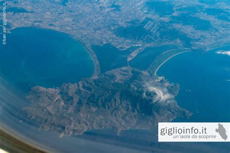vista aerea del promontorio dell'Argentario con Porto Santo Stefano e Orbetello