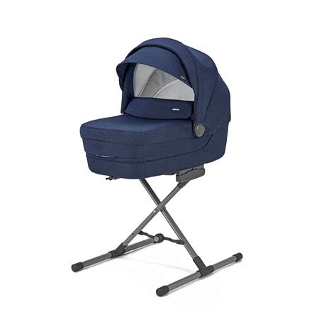 Bambino che dorme nella navicella Inglesina Trilogy posizionata sullo Standup