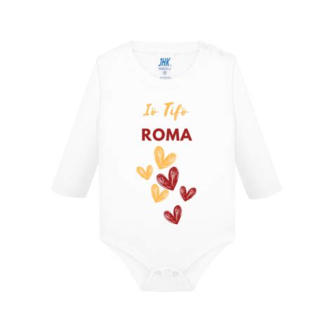 Neonato che indossa body e tutina