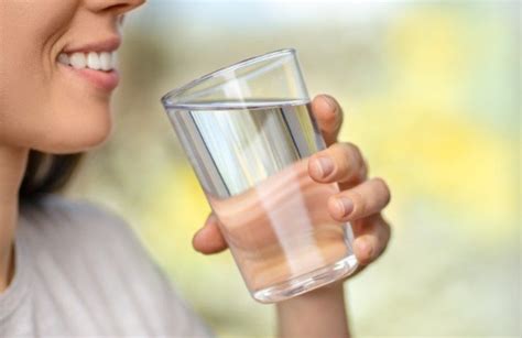 Icona di un bicchiere d'acqua e una donna incinta che beve