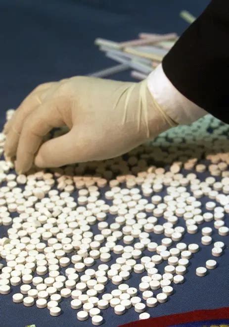 Pasticche di ecstasy nascoste tra il latte in polvere