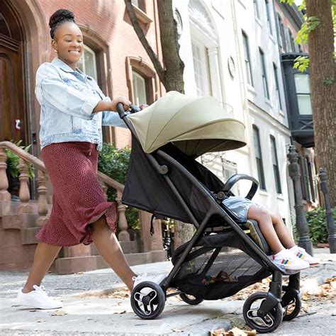 bambino su passeggino leggero che esplora la città