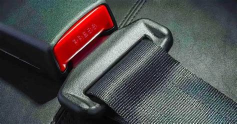 dettaglio ravvicinato di una fibbia di sicurezza a 5 punti di un seggiolino