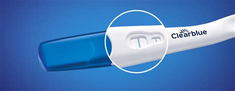 Dettaglio della punta del test Clearblue che cambia colore