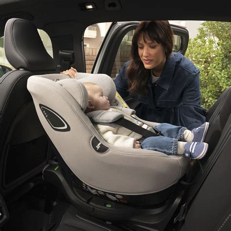 Neonato nel seggiolino auto Inglesina Huggy