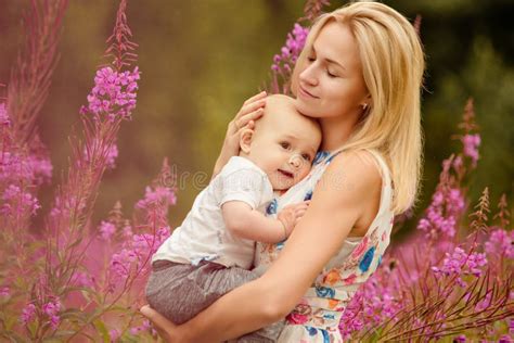 Mamma che abbraccia il suo neonato con serenità