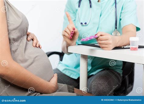 Donna incinta che parla con il ginecologo