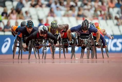 atleti paralimpici durante una competizione sportiva