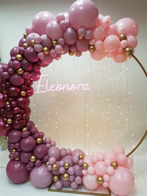Esempio di arco di palloncini e luci LED per decorazione battesimo