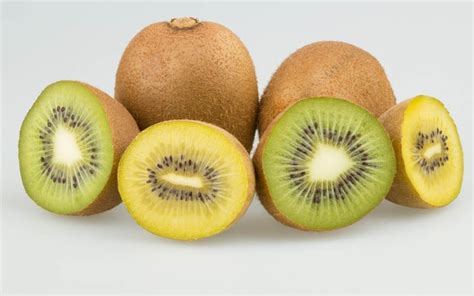 Confronto tra kiwi verde e kiwi giallo