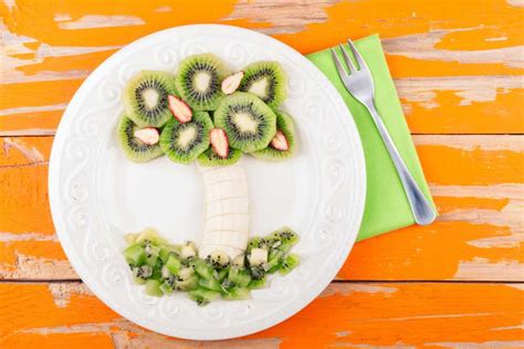Pancake a forma di animale decorato con kiwi e altra frutta