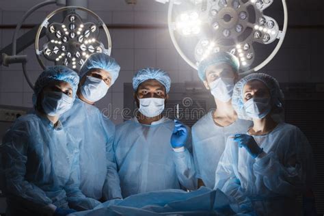 Team medico che collabora in una sala operatoria