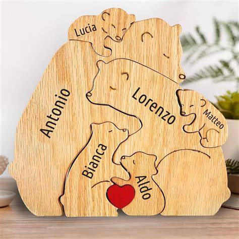 bambino concentrato nel comporre un puzzle di legno sul tavolo