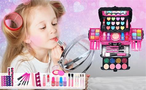 bambina che prova trucchi giocattolo nell'area make-up di un negozio