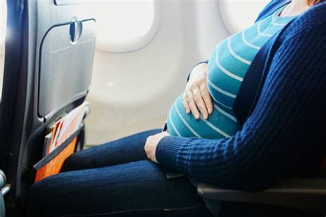 Donna incinta in viaggio aereo