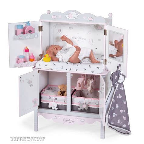 bambina che gioca con un fasciatoio in legno per bambole, enfatizzando il gioco di ruolo e la cura