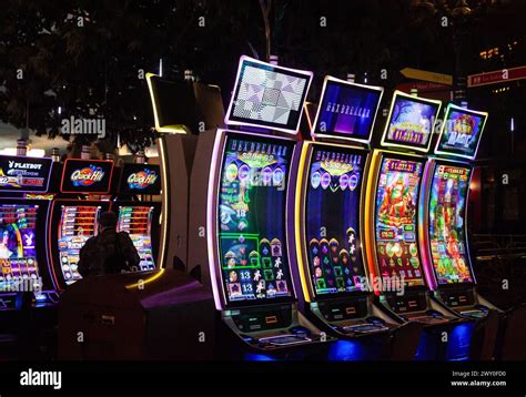 Persona che gioca al casinò online su smartphone