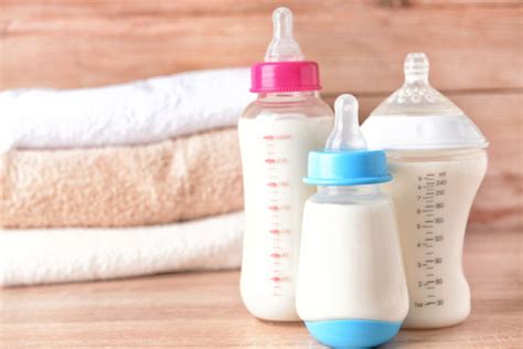 Diversi tipi di biberon: in plastica, vetro e acciaio