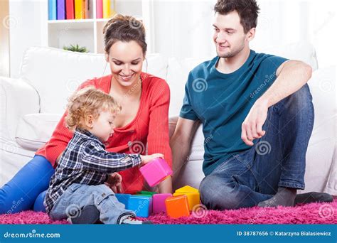 Genitori che giocano con il bambino