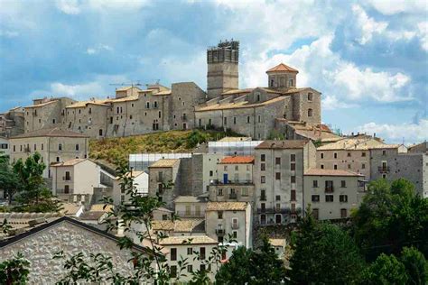 Rovine di un antico borgo calabrese dopo il terremoto del 1783