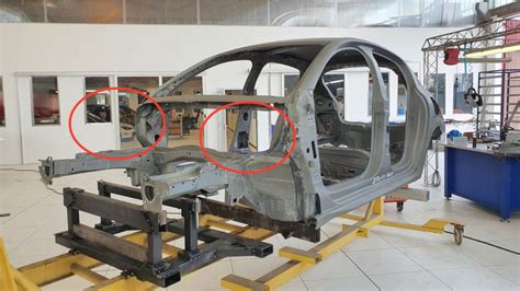 Dettaglio grafico della tecnologia di traspirazione della scocca e del posizionamento del riduttore per la protezione laterale