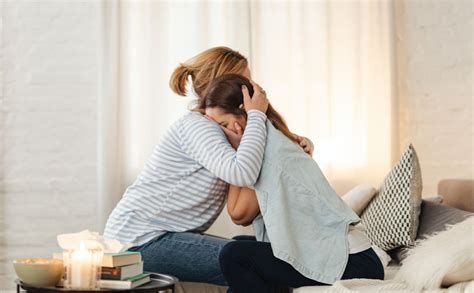 Illustrazione di una donna che riceve supporto da un'altra persona