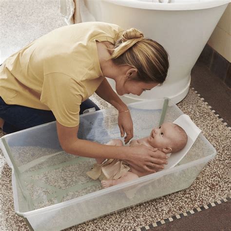 Un bambino felice durante il bagnetto in una vaschetta ergonomica