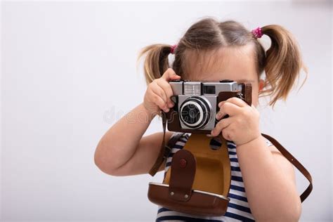 Bambino che scatta una foto con una fotocamera giocattolo