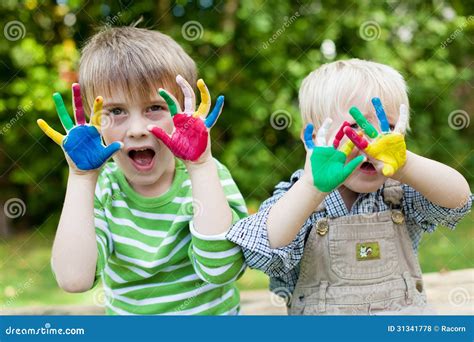 Bambini che mostrano le loro fotografie