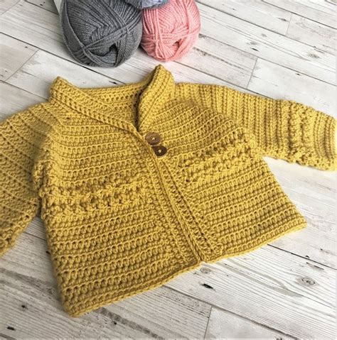 Collezione di modelli di cardigan per neonati