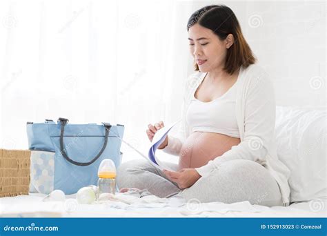 donna incinta che prepara la borsa