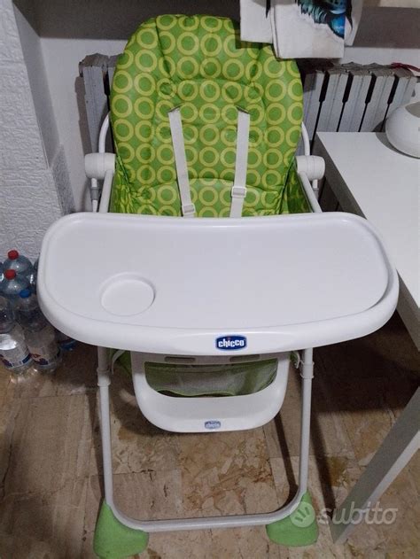 Bambino felice in un seggiolone Chicco Polly
