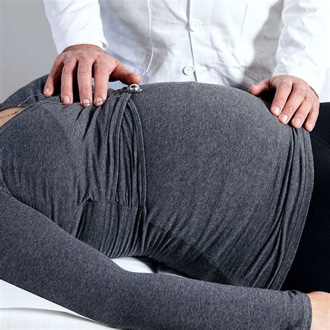 Donna in gravidanza che studia documenti