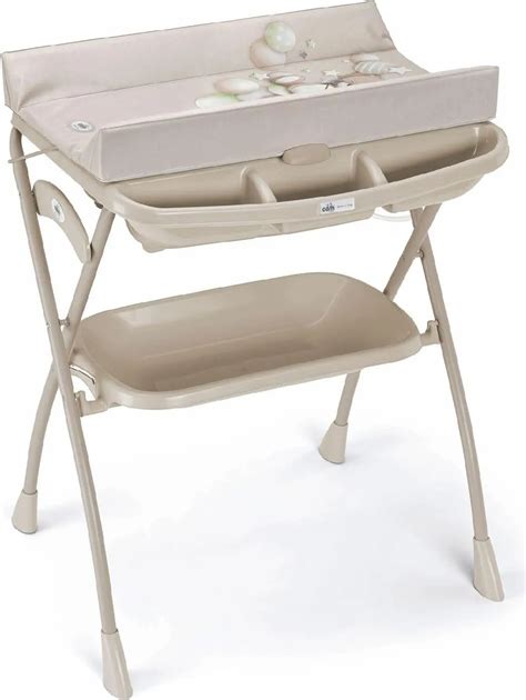 Bambino nella vaschetta fasciatoio