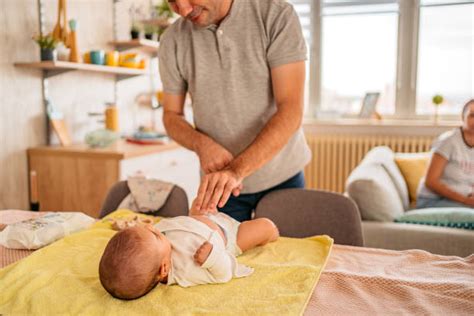 Genitore che cambia il pannolino al bambino