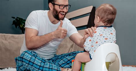 Bambino che usa il vasino