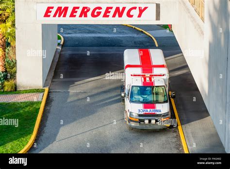 Un'ambulanza medicalizzata parcheggiata vicino all'ingresso di un grande stadio