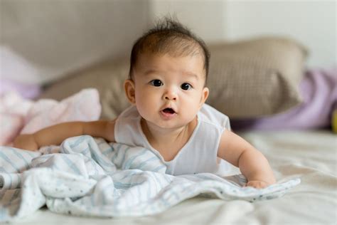 Dettaglio di un neonato che indossa una piccola maglietta con il logo dei Metallica