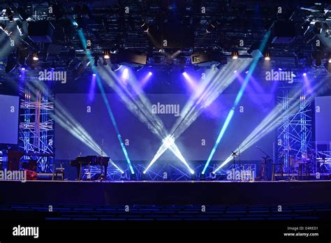 Una folla in festa sotto le luci del palco in uno stadio notturno