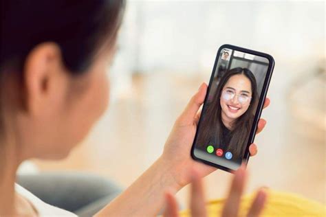 Un dispositivo smartphone che mostra una videochiamata in corso