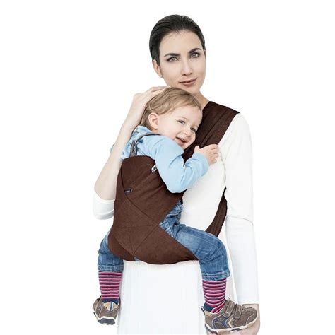 Genitori che usano una fascia portabebè MHUG
