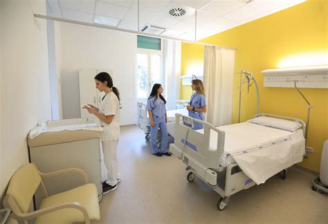 rappresentazione stilizzata di un reparto maternità moderno con focus sulla sicurezza neonatale