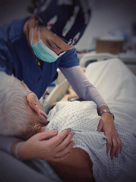 personale sanitario che accoglie una donna in ospedale